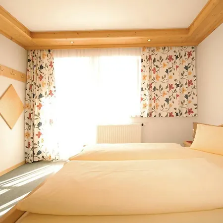 Gensbichler Bed & Breakfast 4*